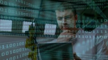 Arka planda tablet bilgisayar kullanarak meşgul bilim adamlarıyla ikili kodlama animasyonu