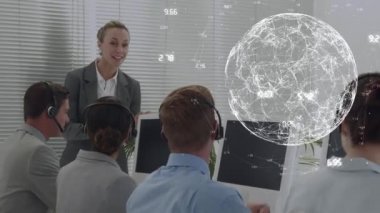 Arka plandaki yoğun bir ofiste çalışan bir kadın yöneticiyle bağlantı ağının ve dönen dünyanın animasyonu