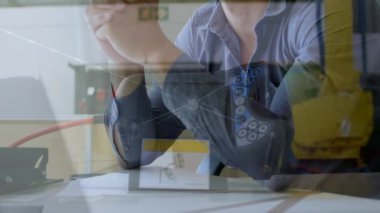 VR kulaklıklı genç adamın ön planda bir bilim adamı laboratuvar ofisiyle animasyonu.