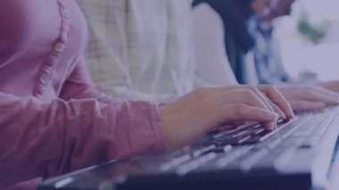 5 G animasyonu arka planda yoğun bir ofis ile bir çember içinde gösterilir