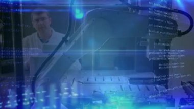 Arka planda yoğun bilim adamı test ekipmanlarıyla veri işleme animasyonu