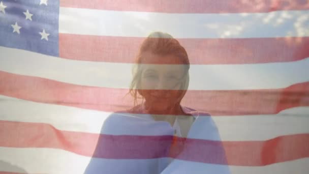 Animação Mulher Caucasiana Sorrindo Para Câmera Com Bandeira Americana Acenando — Vídeo de Stock