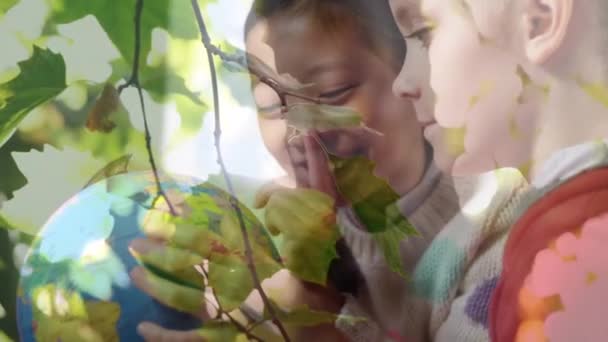 Animación Dos Escolares Usando Globo Escuela Con Árboles Primer Plano — Vídeos de Stock