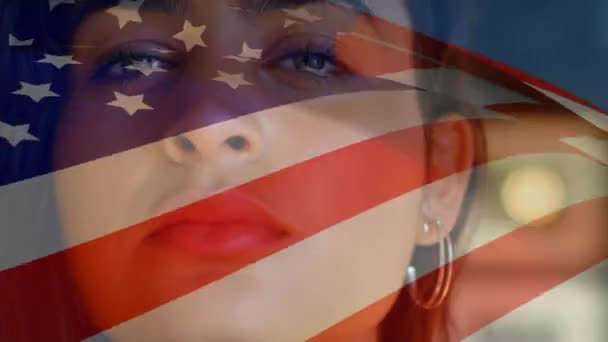 Анімація Молодої Жінки Яка Дивиться Камеру Американським Прапором Розмахуючи Передньому — стокове відео