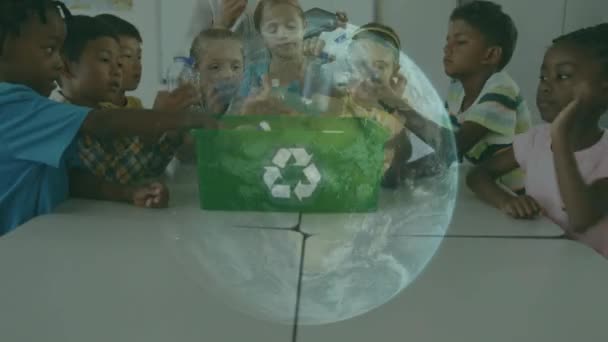女性教師がプラスチックをリサイクルする多民族学校の子供たちのグループのアニメーションは 前景に回転する地球と学校でカメラに笑顔とリサイクル記号を持つ緑の箱に — ストック動画