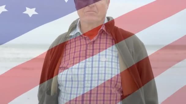 Animacja Białego Mężczyzny Patrzącego Kamerę Flagą Amerykańską Machającą Pierwszym Planie — Wideo stockowe