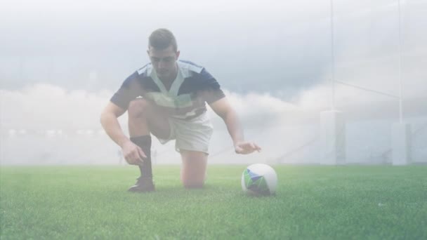 Анимация Регбиста Завязывающего Шнурки Собирающего Бегущего Мячом Облаками Дыма Стадионе — стоковое видео