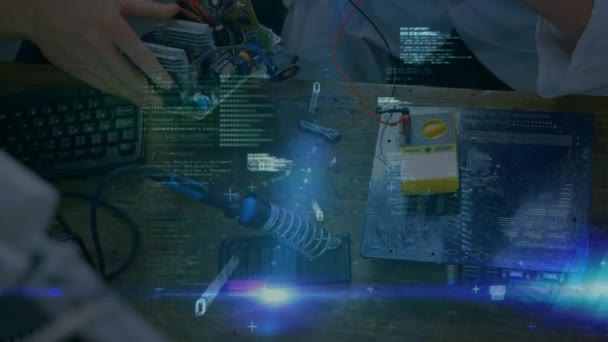 Animation du traitement des données avec un scientifique occupé travaillant sur du matériel informatique 