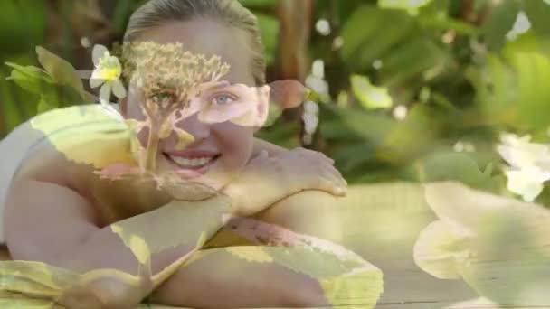 Animatie Van Lachende Jonge Blanke Vrouw Hebben Liggend Massage Bed — Stockvideo