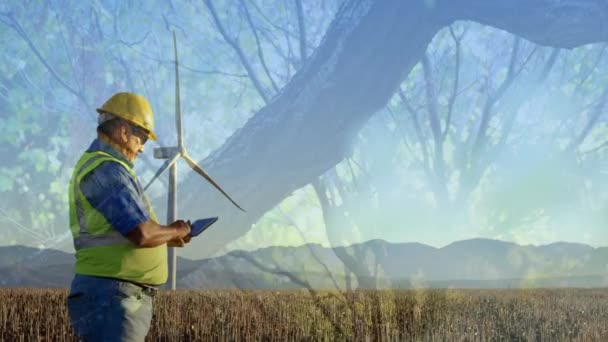 Animatie Van Draaiende Windturbine Ingenieur Notities Maken Met Bomen Voorgrond — Stockvideo