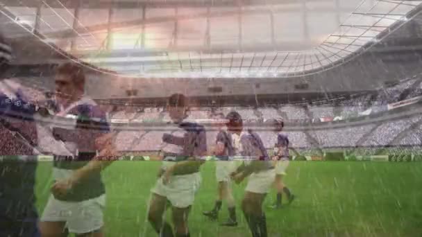 橄榄球运动员在体育馆开始比赛的动画 在前场下起雨来 — 图库视频影像