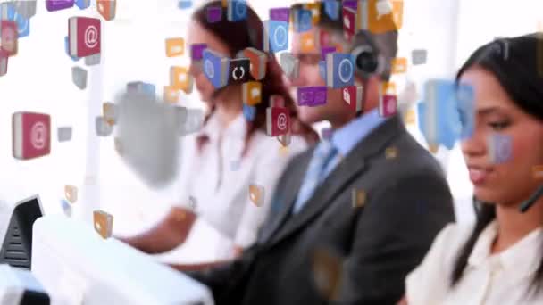 バックグラウンドで携帯電話のヘッドセットを身に着けている忙しいオフィスの労働者と浮かんで雲の共有とネットワークアイコンのアニメーション — ストック動画