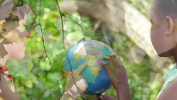 Animação Duas Meninas Usando Globo Escola Com Árvores Primeiro Plano — Vídeo de Stock