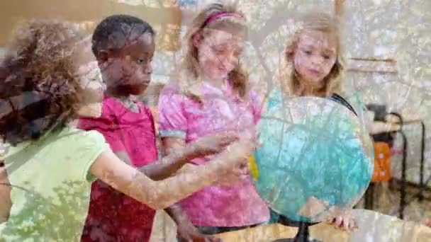 Animering Multietniska Skolbarn Som Använder Jordklotet Skolan Med Träd Förgrunden — Stockvideo