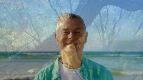 Animacja Białego Mężczyzny Stojącego Nad Morzem Uśmiechającego Się Kamery Kwiatami — Wideo stockowe