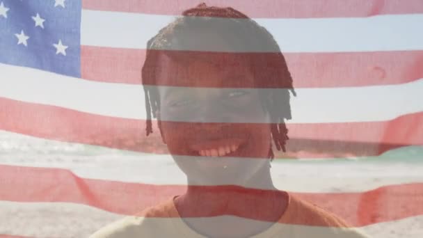 Анимация Молодого Человека Смешанной Расы Смотрящего Камеру Американским Флагом Размахивающим — стоковое видео