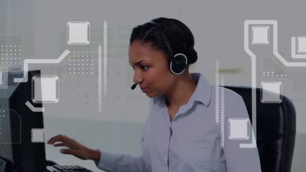 与背景上戴着电话耳机的忙碌的女性办公室工作人员建立连接和图标网络 — 图库视频影像