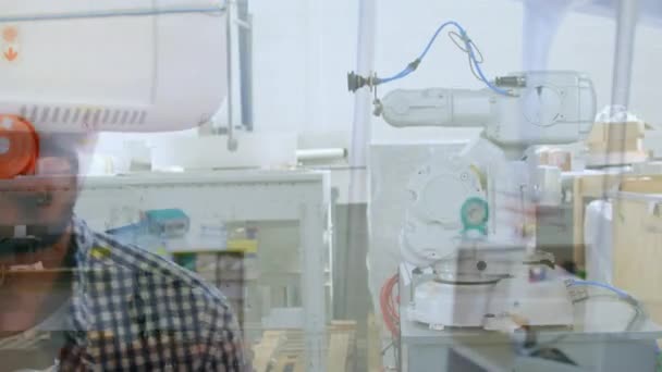 Animación Joven Con Auriculares Mirando Alrededor Una Oficina Laboratorio Científico — Vídeos de Stock