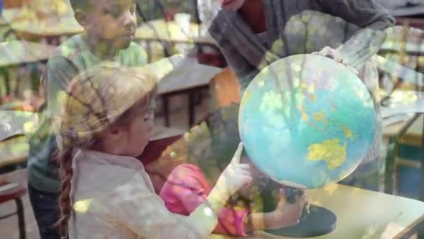 학교에서 지구를 사용하는 여교사와 아이들의 애니메이션의 전경에 — 비디오