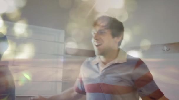 Animation des joueurs de rugby dans les vestiaires pour célébrer en groupe avec leur entraîneur 