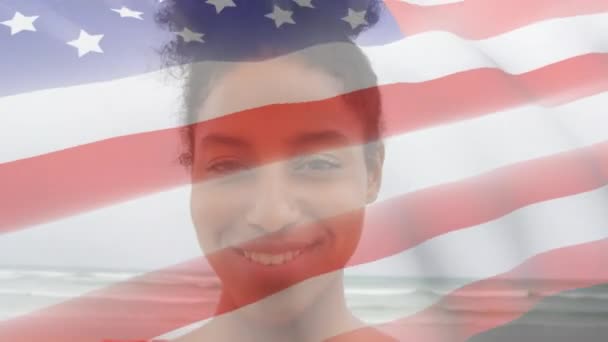 年轻的男女混血女子期待着在美国国旗飘扬的前景下拍摄的动画 — 图库视频影像