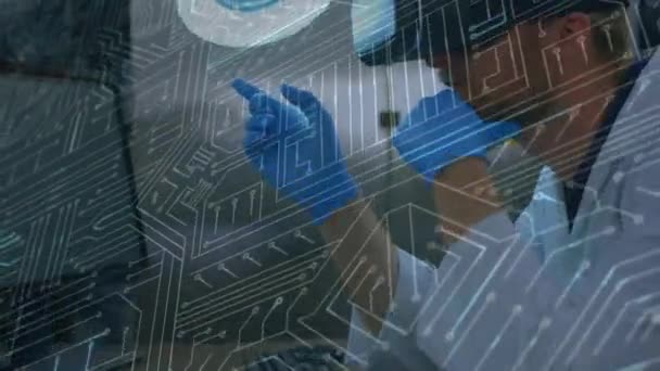 背景にVrヘッドセットを装着した男性科学者とのコンピュータ回路基板のアニメーション — ストック動画