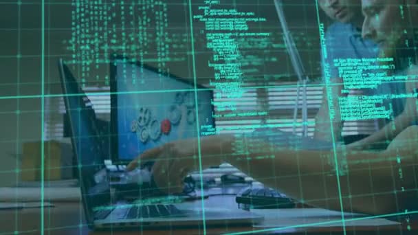 バックグラウンドでコンピュータ画面を見ている忙しい男性科学者2人とのデータ処理のアニメーション — ストック動画