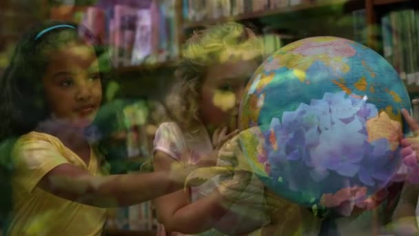 Анімація Багатоетнічних Школярки Вчительки Жінки Використовуючи Глобус Школі Квітами Передньому — стокове відео