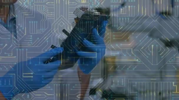 Animation du circuit imprimé avec un scientifique occupé travaillant en arrière-plan 