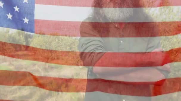 Анимация Человека Смотрящего Камеру Сельской Местности Американским Флагом Переднем Плане — стоковое видео