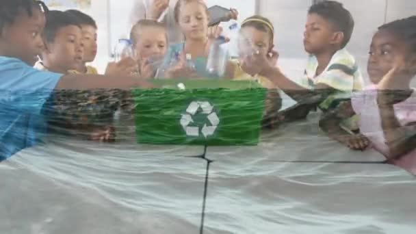 Animación Grupo Escolares Multiétnicos Con Maestra Reciclando Plástico Sonriendo Cámara — Vídeos de Stock