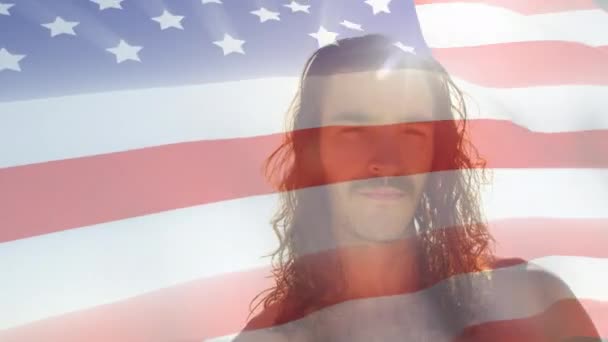 Animación Joven Caucásico Mirando Cámara Con Bandera Americana Ondeando Primer — Vídeo de stock