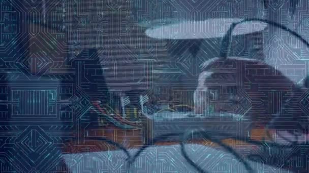 Animation de circuit imprimé avec un scientifique masculin occupé travaillant en arrière-plan 