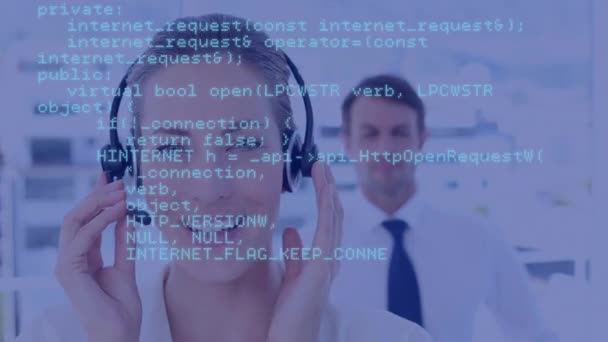 Animation du traitement des données avec une femme souriante portant un casque téléphonique parlant au centre d'appels occupé en arrière-plan 