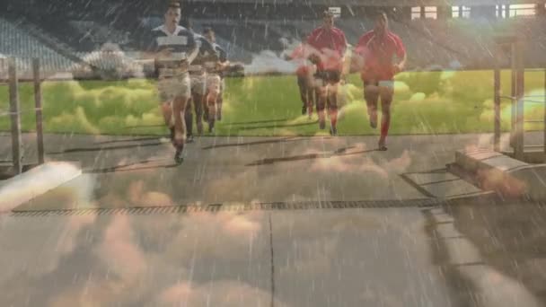 Animation Von Rugbyspielern Die Bei Regen Und Wolken Vordergrund Vom — Stockvideo