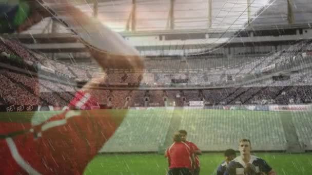 前景に雨が降るスポーツ競技場のピッチにボールや選手を投げるラグビー選手のアニメーション — ストック動画