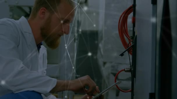 背景下与忙碌的高加索男性工程师的联系网络动画 — 图库视频影像