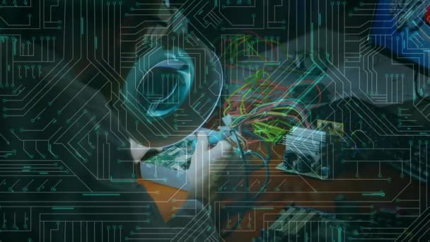 Animation de circuit imprimé avec ingénieur occupé travaillant en arrière-plan 