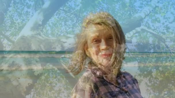 Animação Mulher Caucasiana Sorrindo Para Câmera Junto Mar Com Árvores — Vídeo de Stock