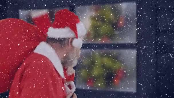 Animation Père Noël Avec Sac Plein Cadeaux Passant Devant Une — Video