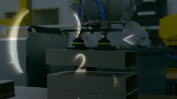背景にある産業用の部屋で働くロボットとのバイナリコーディングのアニメーション — ストック動画
