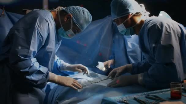 Animación Red Conexiones Que Mueven Sobre Los Cirujanos Quirófano — Vídeos de Stock