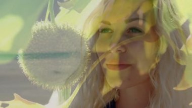 Ön planda ağaçla gülümseyen beyaz kadın animasyonu.