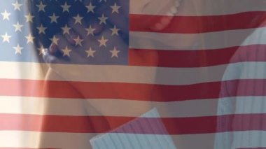 Ön planda dalgalanan Amerikan bayrağıyla kameraya gülümseyen genç kadın animasyonu