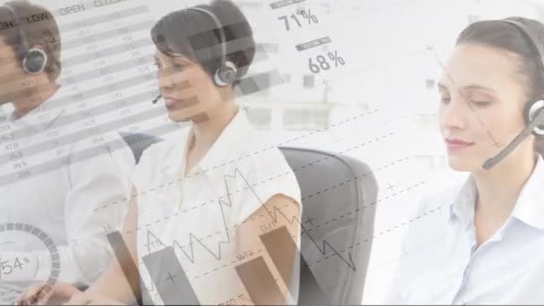 Animation des données et des graphiques se déplaçant avec bureau occupé en arrière-plan 