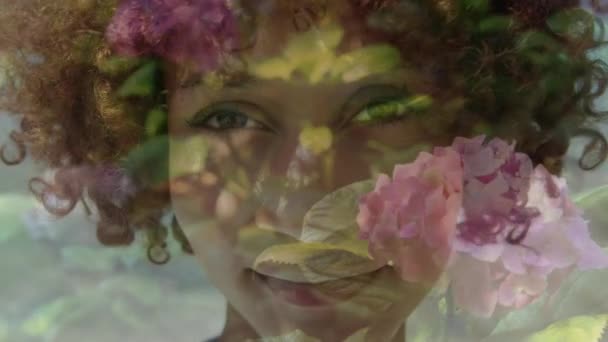 Animation Jeune Femme Métissée Souriant Caméra Avec Des Fleurs Premier — Video