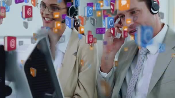 Animation du partage cloud et des icônes de réseautage flottant avec l'homme et la femme portant des écouteurs téléphoniques dans un bureau occupé en arrière-plan 