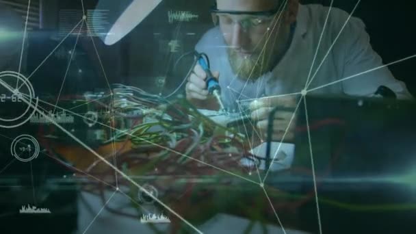 Animation du réseau de connexions et de traitement de données avec jeune scientifique masculin caucasien occupé en arrière-plan 