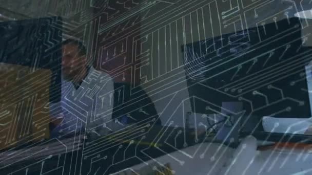 两名忙碌的男性科学家以计算机为背景的计算机电路板动画制作 — 图库视频影像