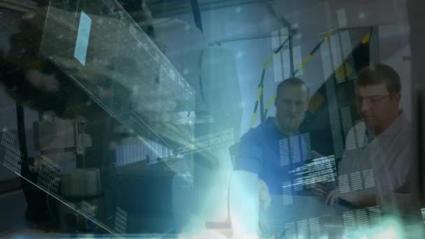 Animation du traitement des données et réseau de connexions avec des ingénieurs masculins occupés en arrière-plan 
